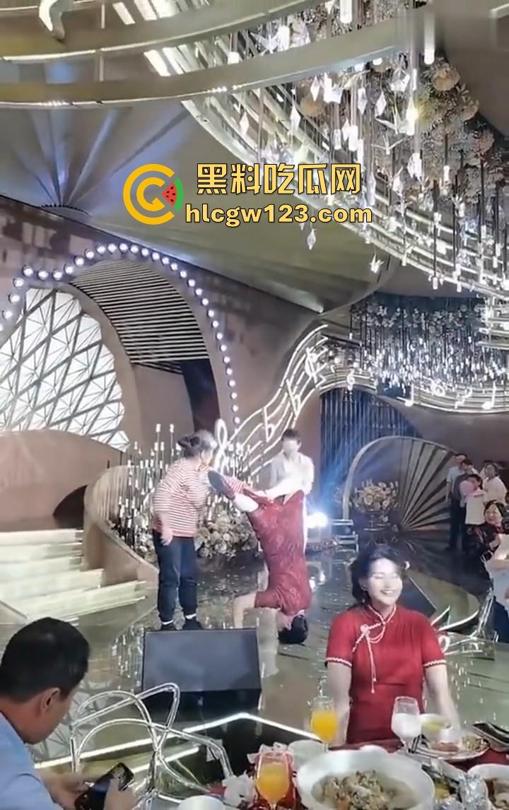 大妈的奇葩操作!儿子婚礼,大妈姐妹团舞台表演倒立舞蹈 在座的小年轻不懂 只是一味的鼓掌!-3