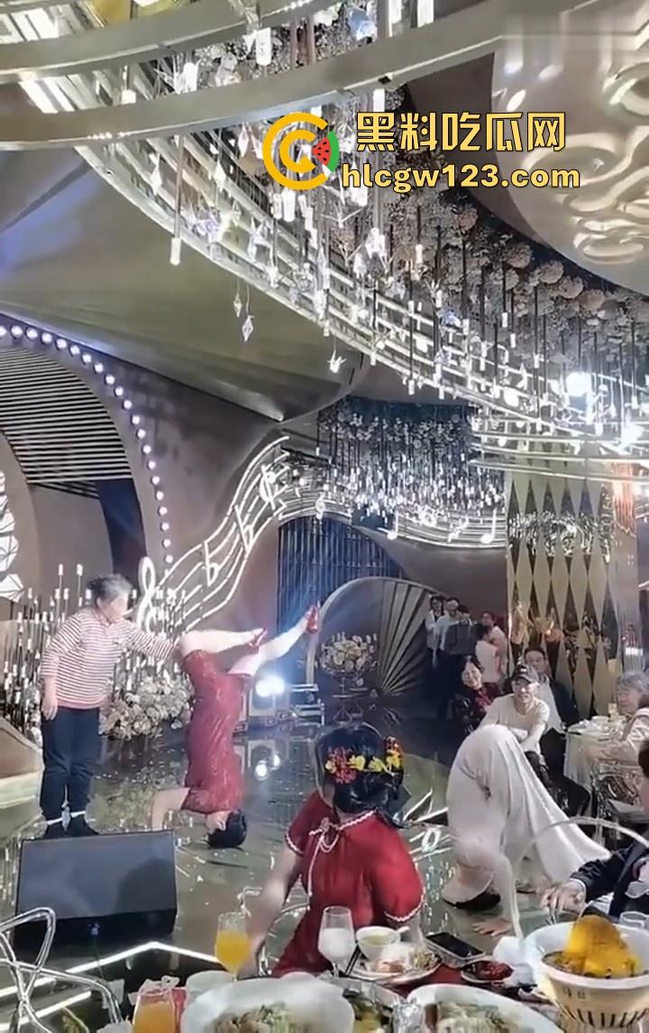 大妈的奇葩操作!儿子婚礼,大妈姐妹团舞台表演倒立舞蹈 在座的小年轻不懂 只是一味的鼓掌!-4