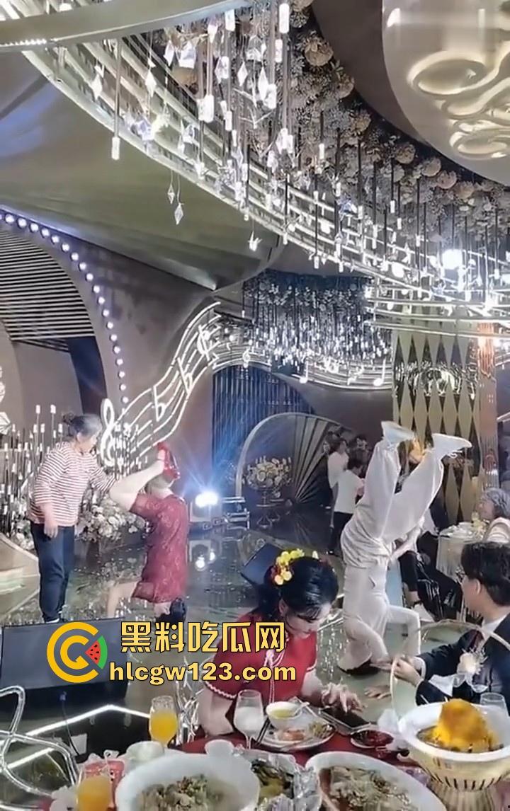 大妈的奇葩操作!儿子婚礼,大妈姐妹团舞台表演倒立舞蹈 在座的小年轻不懂 只是一味的鼓掌!-6