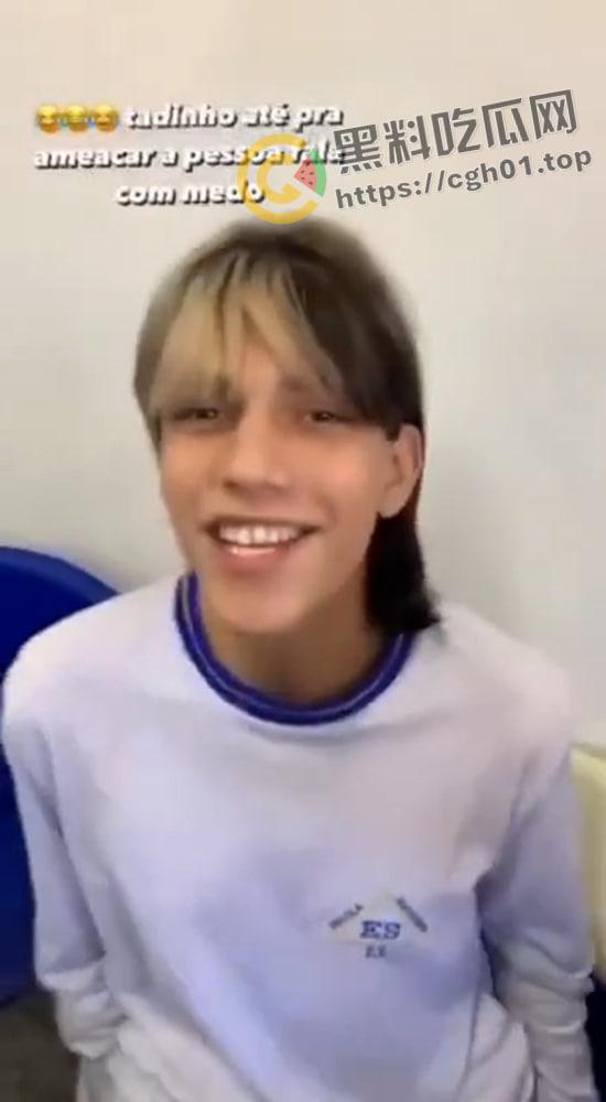 外网疯传!美国网红男娘被霸凌 带枪枪毙霸凌者 果然自由美利坚 枪战每一天-2