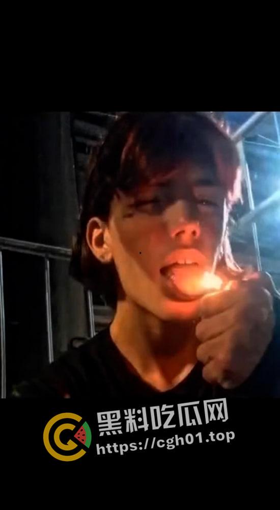 外网疯传!美国网红男娘被霸凌 带枪枪毙霸凌者 果然自由美利坚 枪战每一天-3