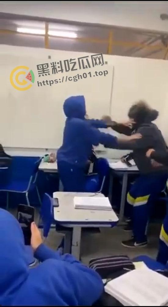 外网疯传!美国网红男娘被霸凌 带枪枪毙霸凌者 果然自由美利坚 枪战每一天-4