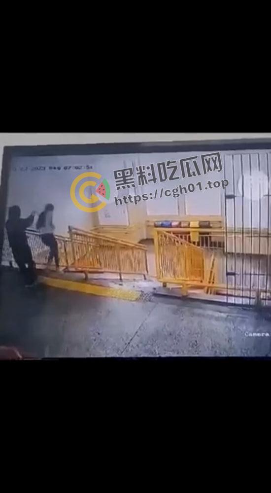 外网疯传!美国网红男娘被霸凌 带枪枪毙霸凌者 果然自由美利坚 枪战每一天-5