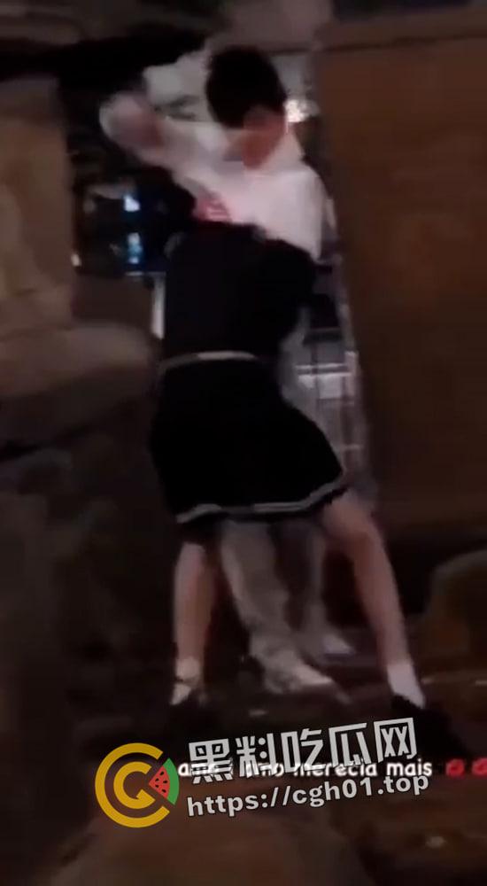 外网疯传!美国网红男娘被霸凌 带枪枪毙霸凌者 果然自由美利坚 枪战每一天-6