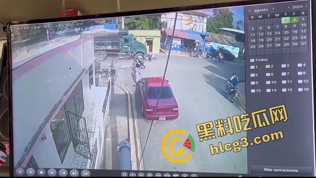 多米尼加 一卡车刹车失灵 连环撞车 碾压摩托车 致2人当场死亡 多人受伤!-1