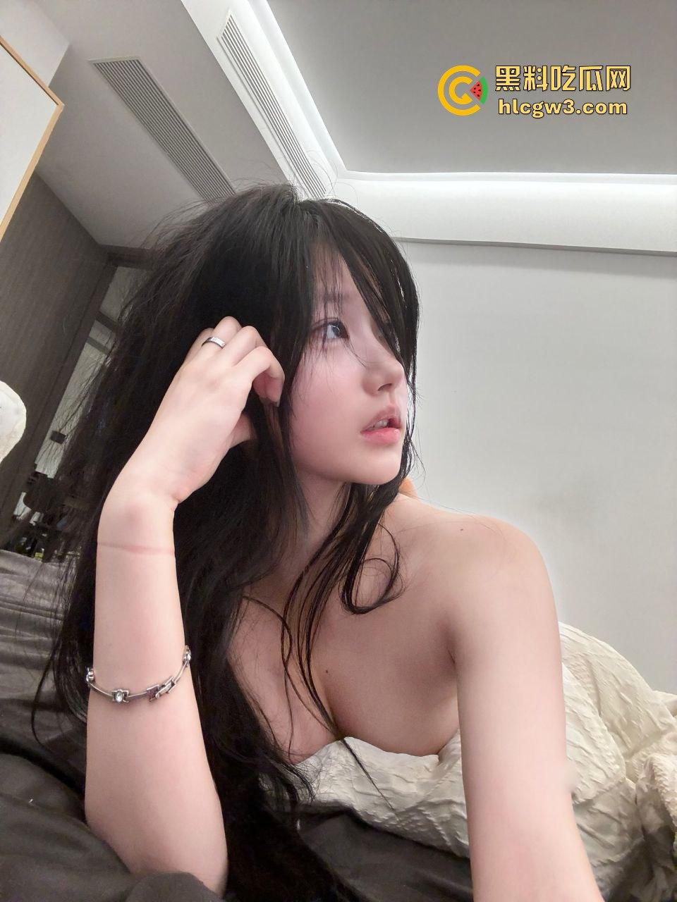 精神小妹【屁小六】润到澳洲彻底放飞！大尺度露出自拍泄密，情趣制服换装搞性爱啪啪，骚得完全停不下来！-6