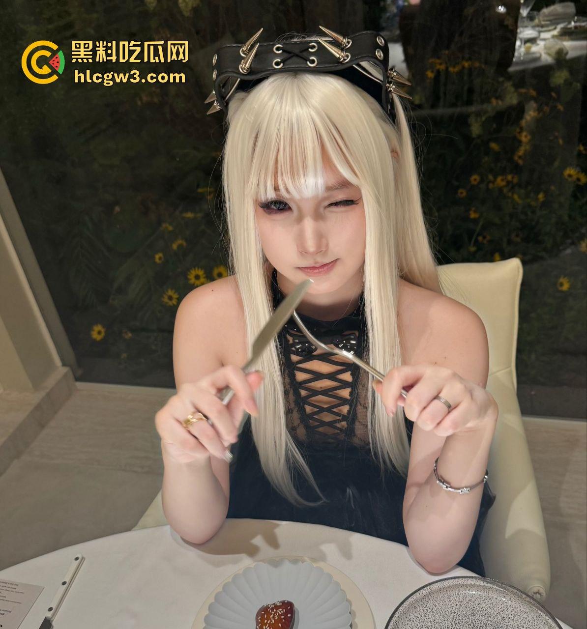 精神小妹【屁小六】润到澳洲彻底放飞！大尺度露出自拍泄密，情趣制服换装搞性爱啪啪，骚得完全停不下来！-16