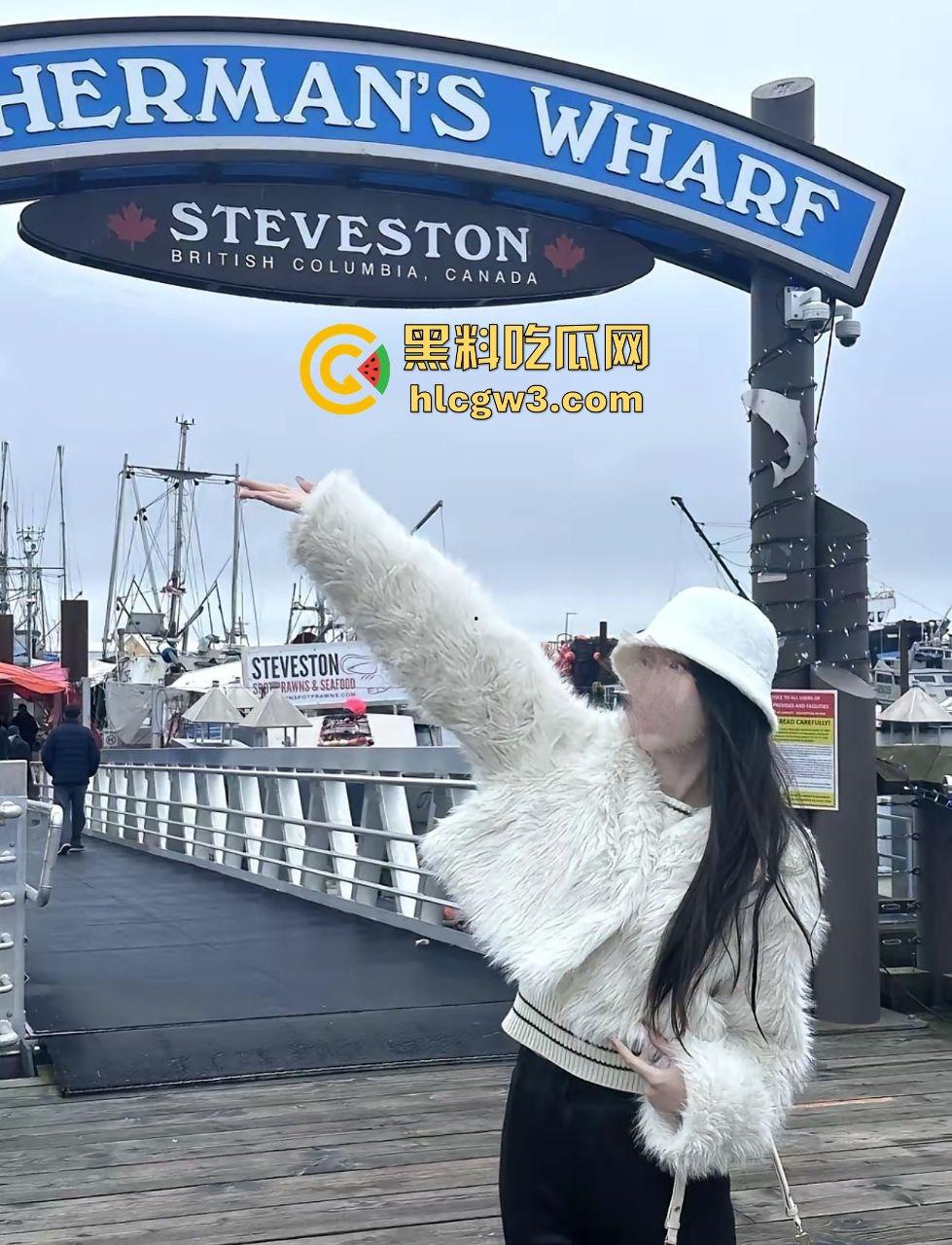 精神小妹【屁小六】润到澳洲彻底放飞！大尺度露出自拍泄密，情趣制服换装搞性爱啪啪，骚得完全停不下来！-17