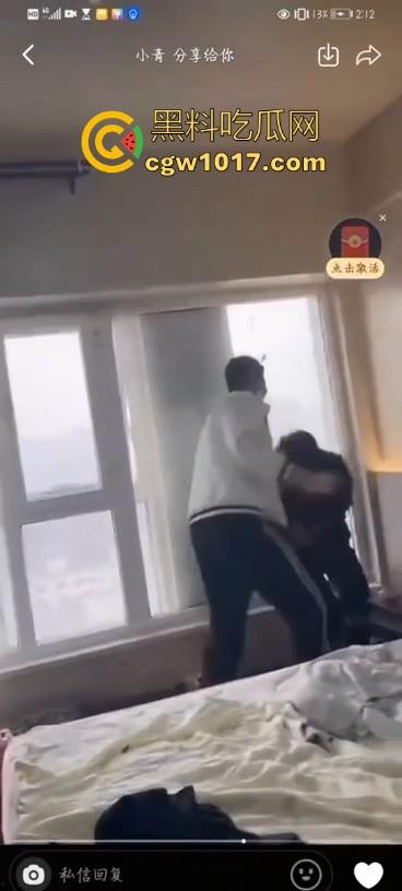 不是现在的东北精神小伙狠人这么多的吗!上门寻仇直接掏出大刀狂捅,地下躺着一个手里还捅着一个,这是要血洗啊!-2