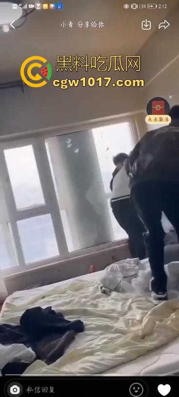 不是现在的东北精神小伙狠人这么多的吗!上门寻仇直接掏出大刀狂捅,地下躺着一个手里还捅着一个,这是要血洗啊!-4