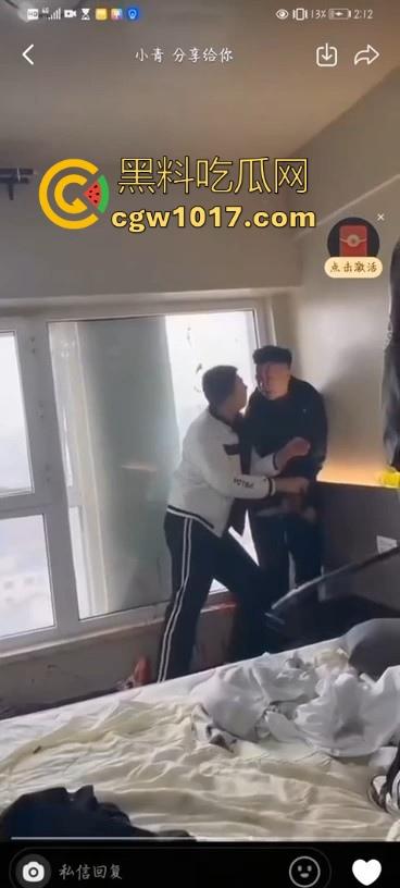 不是现在的东北精神小伙狠人这么多的吗!上门寻仇直接掏出大刀狂捅,地下躺着一个手里还捅着一个,这是要血洗啊!-7