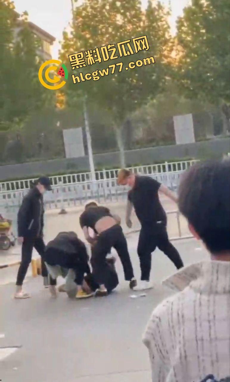 泰安万达精神小伙嚣张群殴致死!不让拍照还挑衅,血流成河把警察吓得腿软!-7