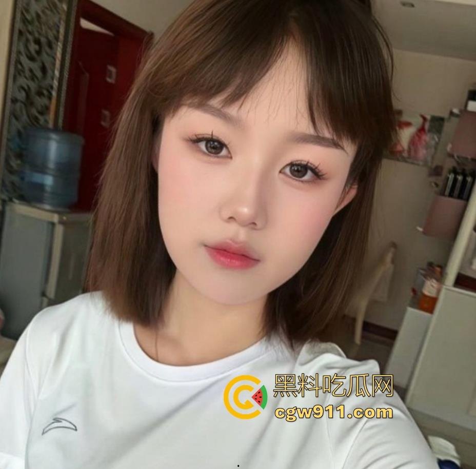 海南大学清纯女大【高思颖】私密视频曝光,白虎小穴嫩得出水,大屌后入猛插淫水四溢,看得人硬邦邦的!-2