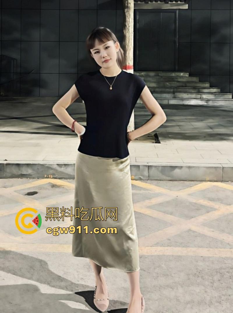 海南大学清纯女大【高思颖】私密视频曝光,白虎小穴嫩得出水,大屌后入猛插淫水四溢,看得人硬邦邦的!-3