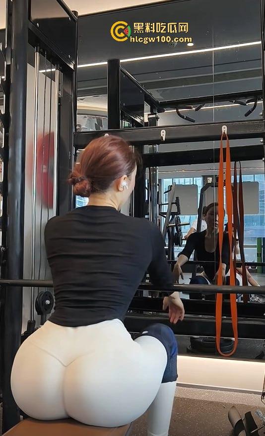 抖音50万粉网红【健身小猫】第二弹,与2023亚洲小姐【蕾蕾醒了没】新加坡金沙酒店伺候金主3P激爱视频流出!-7