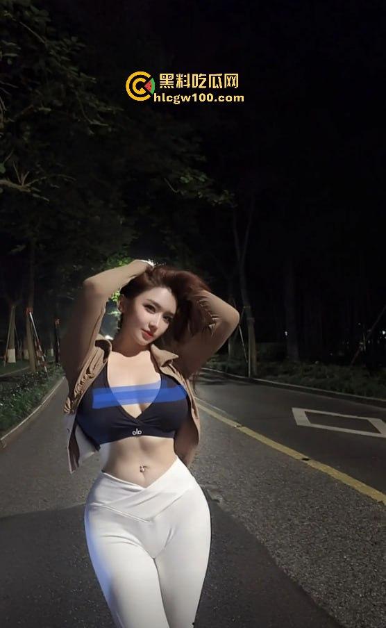 抖音50万粉网红【健身小猫】第二弹,与2023亚洲小姐【蕾蕾醒了没】新加坡金沙酒店伺候金主3P激爱视频流出!-8