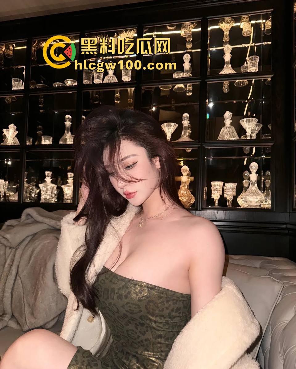 抖音50万粉网红【健身小猫】第二弹,与2023亚洲小姐【蕾蕾醒了没】新加坡金沙酒店伺候金主3P激爱视频流出!-17