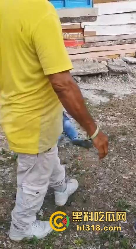 哥伦比亚双重谋杀案,疑似帮派报复,枪手杀害了不不尽兴,还要在死者头部猛踹几脚才愤愤离去,国外真乱!-3