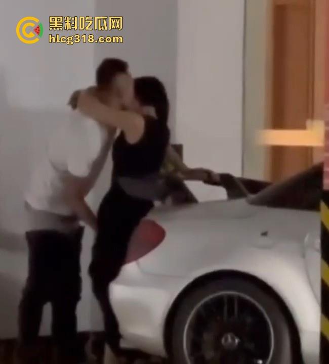 广东某广场地下停车场惊现情侣在车尾干炮,俯趴在车的后尾箱强势打桩,不知道这是不是金主的任务!-7