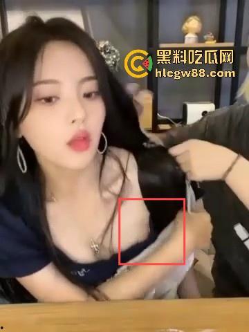 【杨超越】抖音直播意外走光露出乳头,看不出来呀奶头这么大,出名前肯定不少约 给瓜友们放福利-13