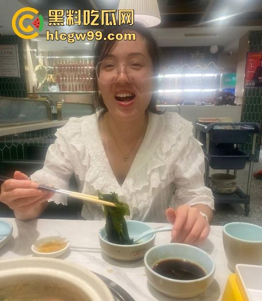 为人师表是假全裸是常态,骚老师女友勾引到停不下来,一天两炮伺候不够,学生们的打飞机素材都实现了!-2