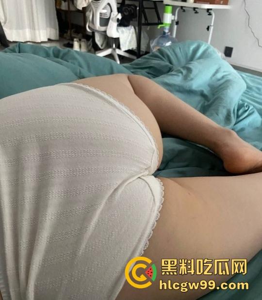 为人师表是假全裸是常态,骚老师女友勾引到停不下来,一天两炮伺候不够,学生们的打飞机素材都实现了!-4