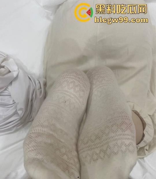 为人师表是假全裸是常态,骚老师女友勾引到停不下来,一天两炮伺候不够,学生们的打飞机素材都实现了!-8