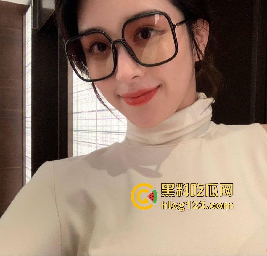 广州轻工学院王瑶琴打飞机手法堪比技师!黑丝情趣内衣边干的浪叫,爽得让人眼红!-1