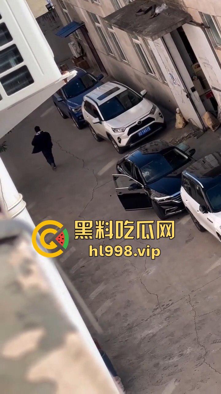 天津丈夫怀疑老婆出轨怒砸车,老婆吓得弃车逃跑!掏出自制手枪开火,枪声堪比沙鹰,建国后还敢造枪!-1