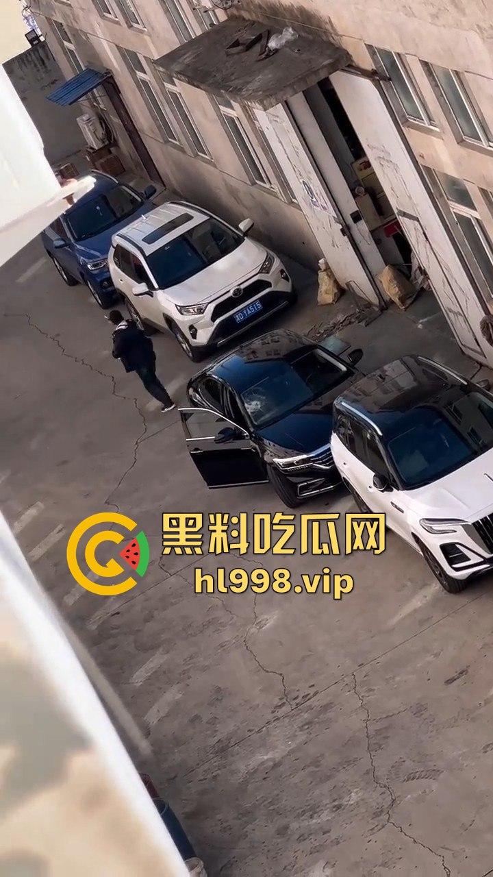 天津丈夫怀疑老婆出轨怒砸车,老婆吓得弃车逃跑!掏出自制手枪开火,枪声堪比沙鹰,建国后还敢造枪!-2