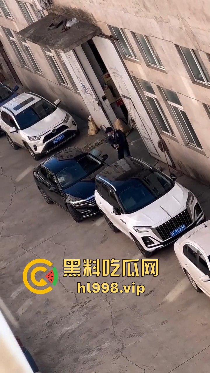 天津丈夫怀疑老婆出轨怒砸车,老婆吓得弃车逃跑!掏出自制手枪开火,枪声堪比沙鹰,建国后还敢造枪!-10