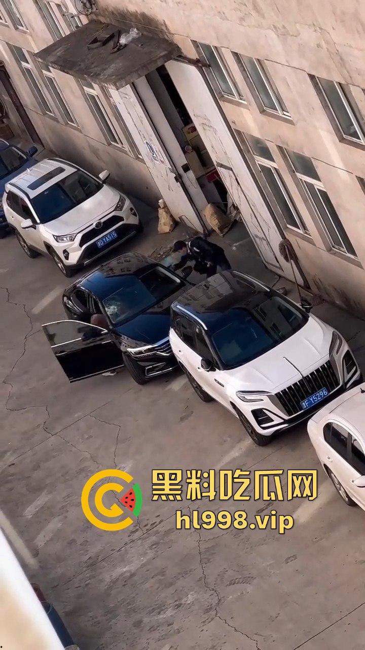 天津丈夫怀疑老婆出轨怒砸车,老婆吓得弃车逃跑!掏出自制手枪开火,枪声堪比沙鹰,建国后还敢造枪!-13