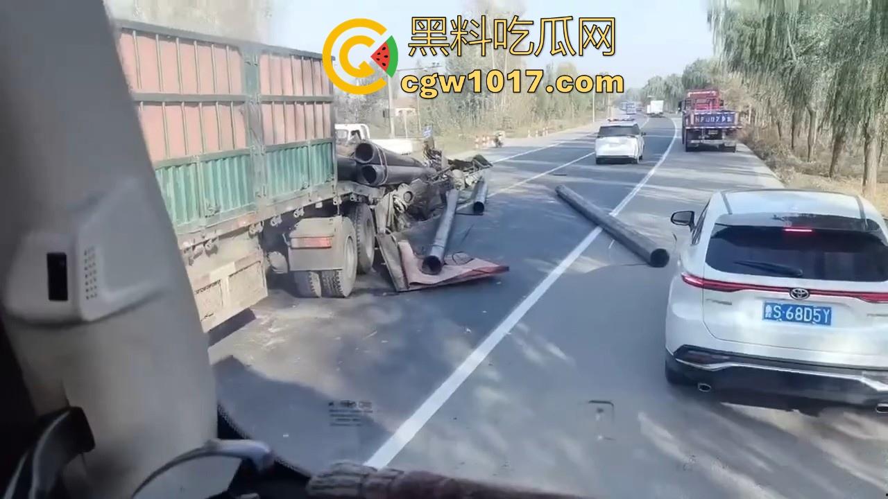 聊城高唐固河段发生重大车祸,大卡车拉钢管,一个急刹驾驶室都没了,好恐怖啊,不知道人有事没!-1