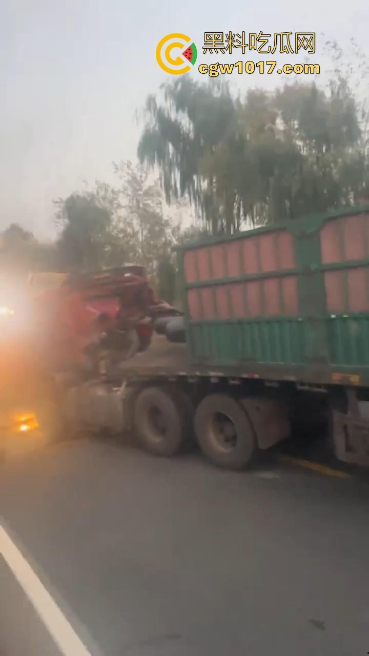 聊城高唐固河段发生重大车祸,大卡车拉钢管,一个急刹驾驶室都没了,好恐怖啊,不知道人有事没!-6