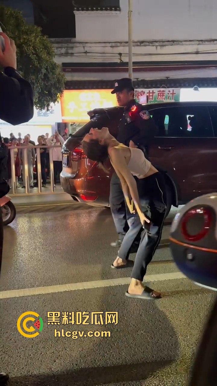 桂林阳朔一女子大马路上失恋大吼!公交车都不敢过,真把自己当西街美景展示了?-3
