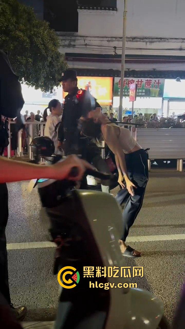 桂林阳朔一女子大马路上失恋大吼!公交车都不敢过,真把自己当西街美景展示了?-5