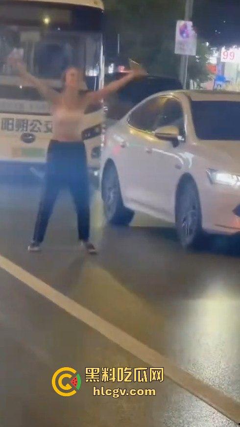 桂林阳朔一女子大马路上失恋大吼!公交车都不敢过,真把自己当西街美景展示了?-6