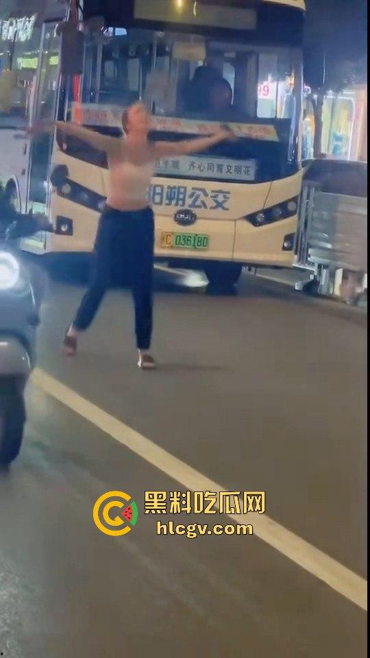 桂林阳朔一女子大马路上失恋大吼!公交车都不敢过,真把自己当西街美景展示了?-7