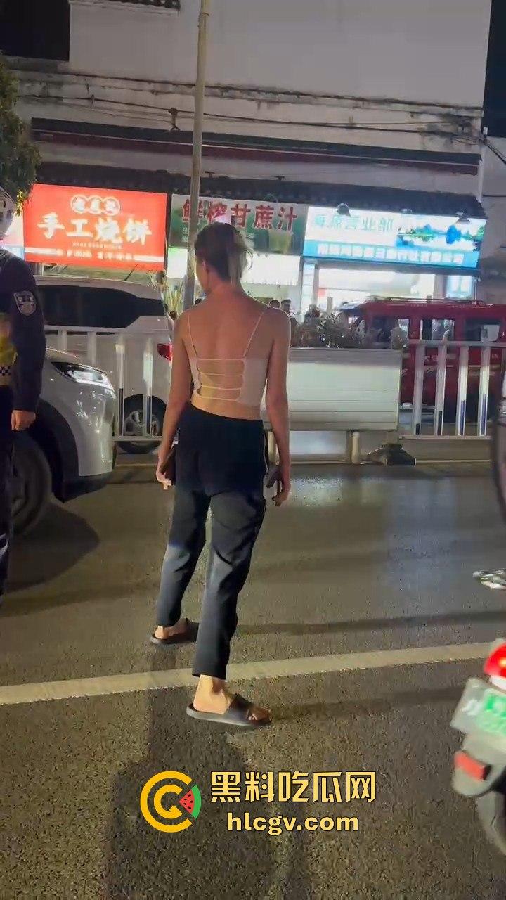 桂林阳朔一女子大马路上失恋大吼!公交车都不敢过,真把自己当西街美景展示了?-9