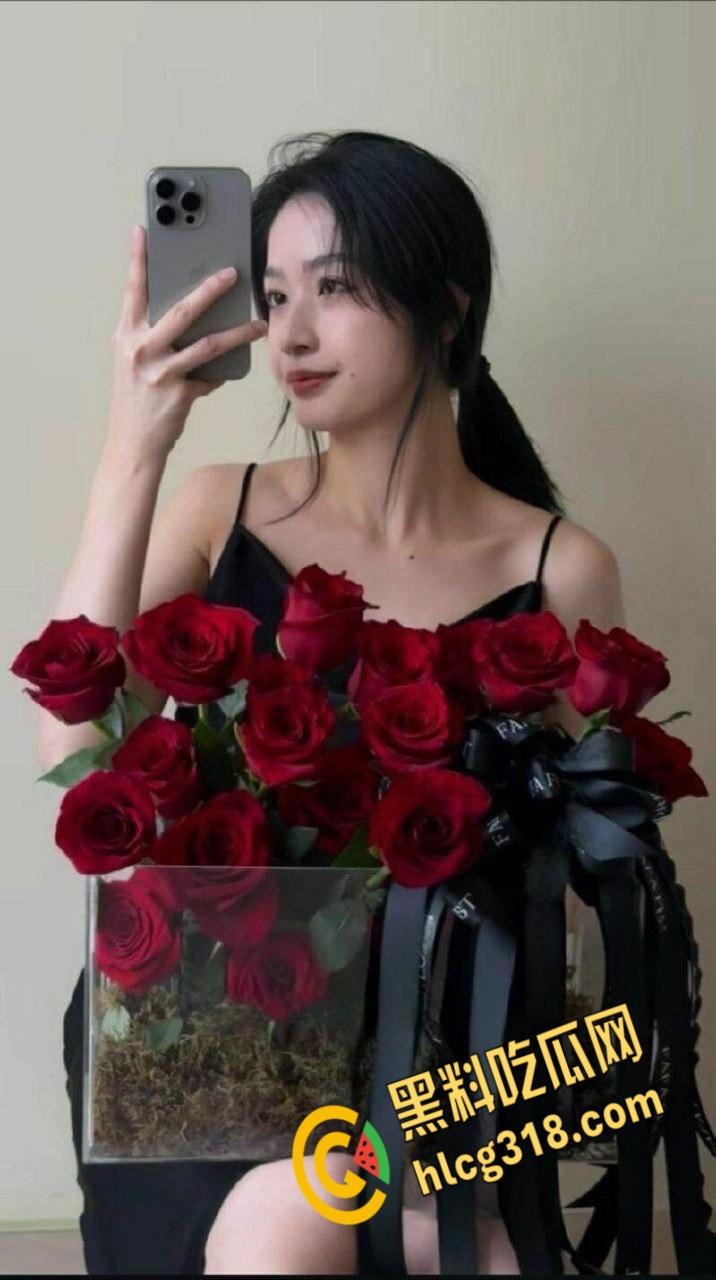 新加坡花店老板娘【Babeyiyi】,背着男朋友偷情约炮,美腿大奶女上位做爱,粉粉的白虎诱惑至极!-1