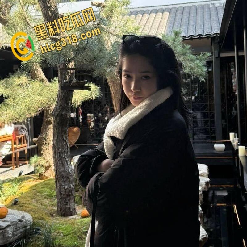 新加坡花店老板娘【Babeyiyi】,背着男朋友偷情约炮,美腿大奶女上位做爱,粉粉的白虎诱惑至极!-2