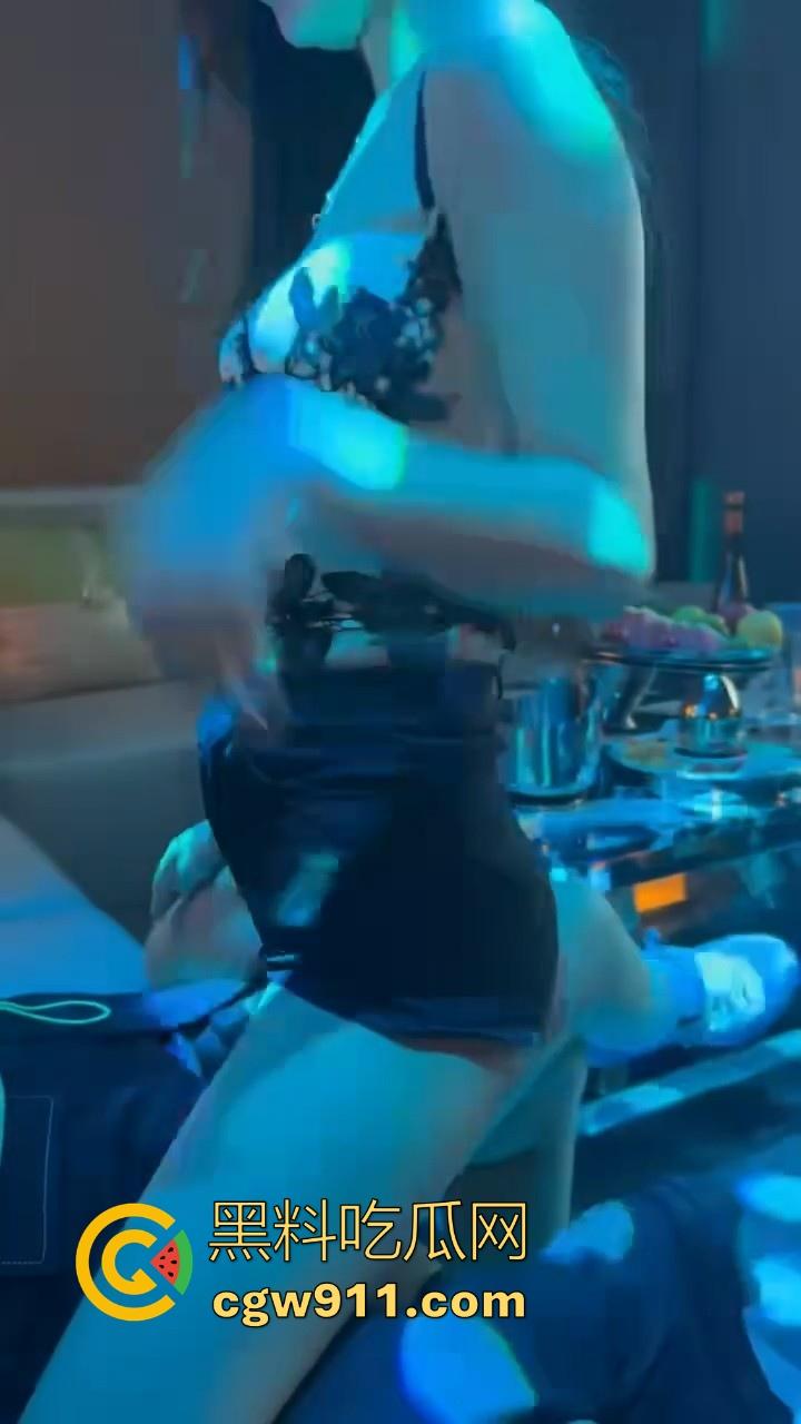 酒池肉林的生活真让人羡慕啊!一上卡座大奶骚鸡主动伺候,卡座上操逼,扣穴、口爆只要钱到位没什么不可!-7