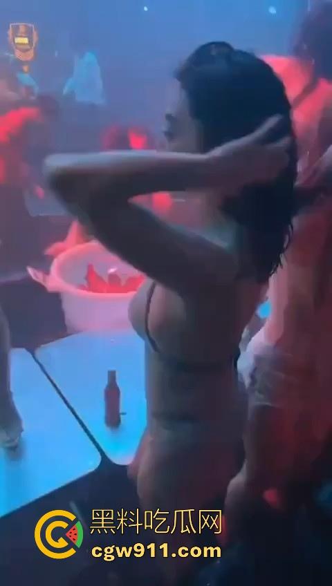 酒池肉林的生活真让人羡慕啊!一上卡座大奶骚鸡主动伺候,卡座上操逼,扣穴、口爆只要钱到位没什么不可!-8