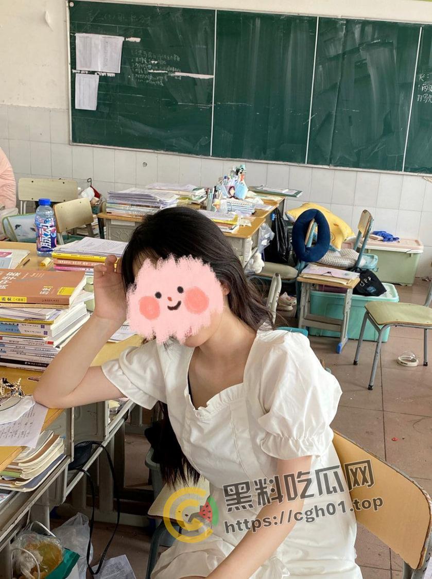 推特重口福利姬【荔枝不是荔枝】肛门深度开发 三穴同时吐白沫 玩的比自己的逼都花 付费内容大合集-3