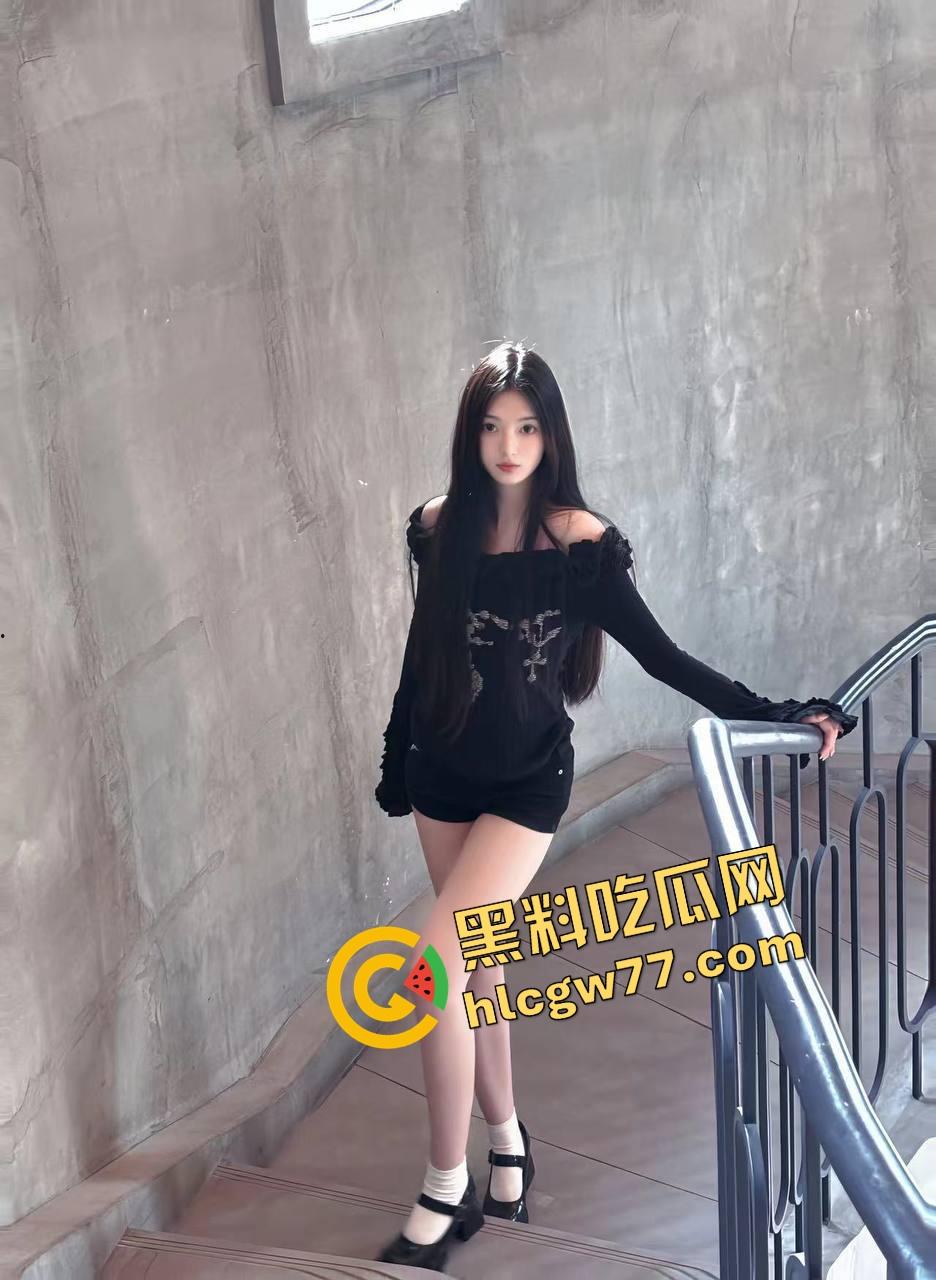 西河舔狗丈夫自愿请人干老婆『顾晚晴』牛仔裤下一甩翘臀,想草的单男报名排队!-1