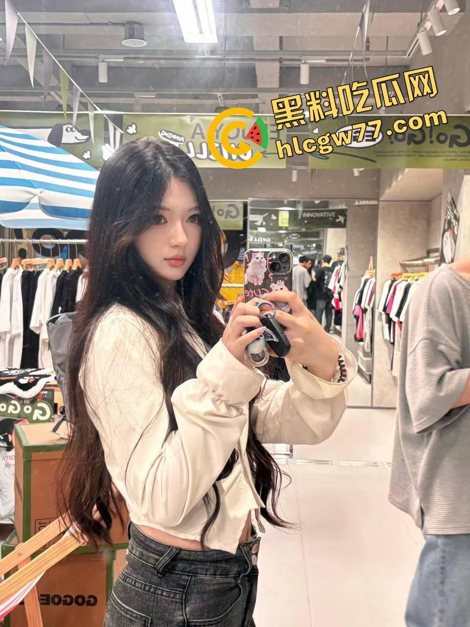 西河舔狗丈夫自愿请人干老婆『顾晚晴』牛仔裤下一甩翘臀,想草的单男报名排队!-4