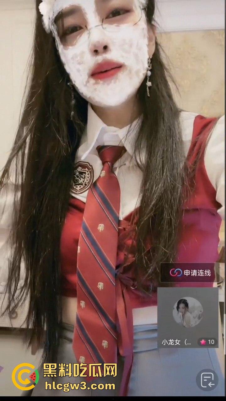 抖音网红『雅儿姐』直播玩重口 ,牛仔裤户外喷尿变喷泉,高潮喷水带屎上演离谱翻车,被超管现场拉闸!-1