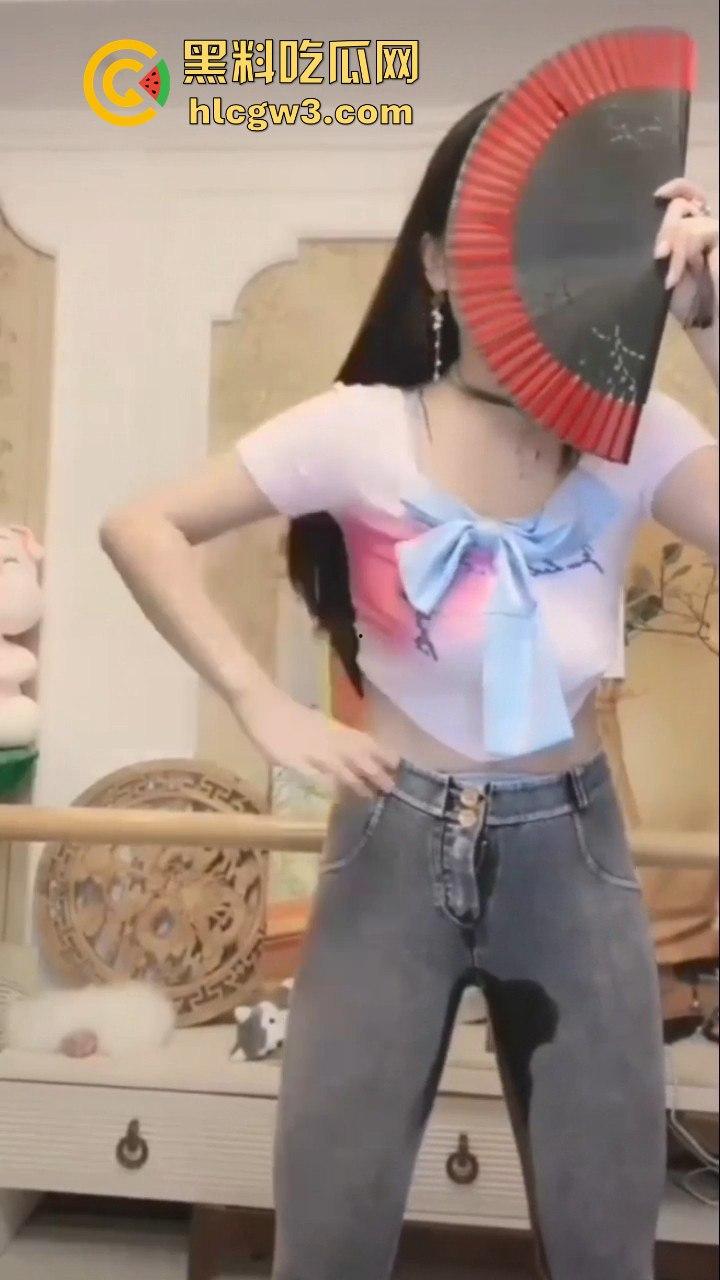 抖音网红『雅儿姐』直播玩重口 ,牛仔裤户外喷尿变喷泉,高潮喷水带屎上演离谱翻车,被超管现场拉闸!-2