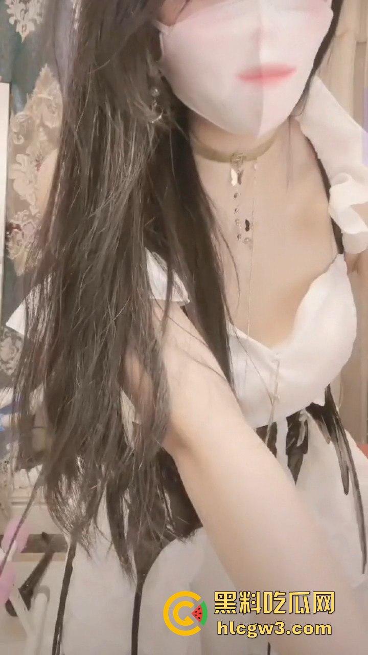 抖音网红『雅儿姐』直播玩重口 ,牛仔裤户外喷尿变喷泉,高潮喷水带屎上演离谱翻车,被超管现场拉闸!-4