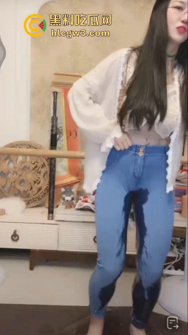 抖音网红『雅儿姐』直播玩重口 ,牛仔裤户外喷尿变喷泉,高潮喷水带屎上演离谱翻车,被超管现场拉闸!-7